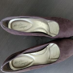 Espresso Brown nubuck suede wedge w/cushiony foam insoles Dex•Flex